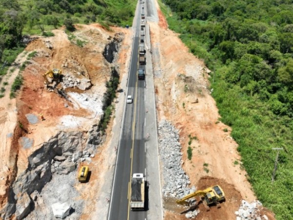 ViaOeste Realiza Desmonte de Rocha em Rodovia Lívio Tagliassachi